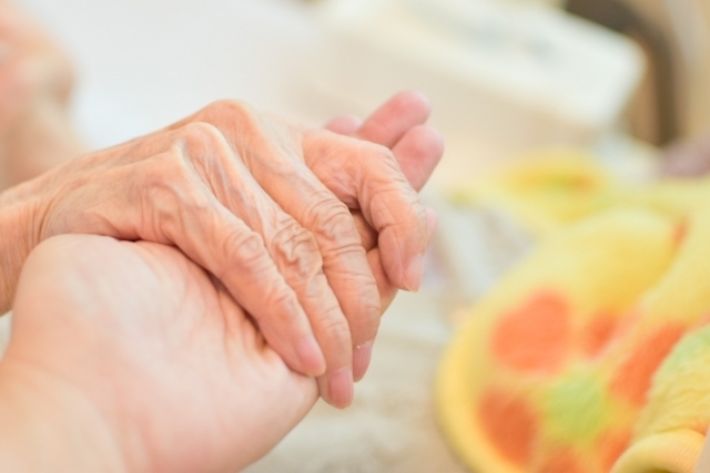 人生をサポートを印象づける手と手