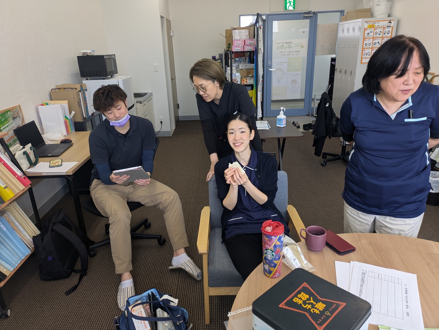 事務所で集まっている職員の様子