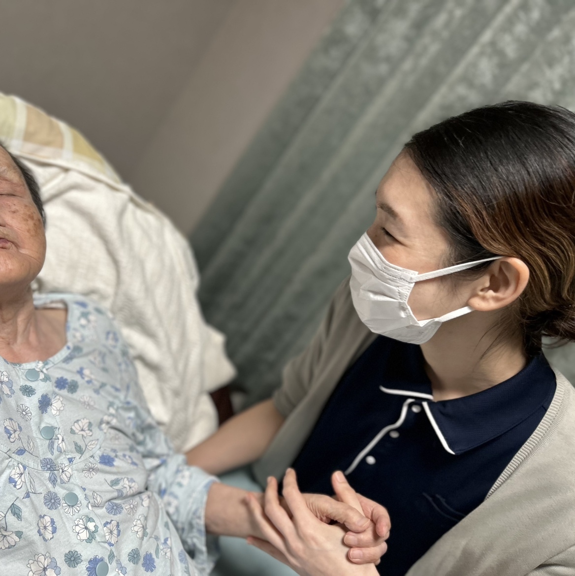 訪問リハビリをしている女性