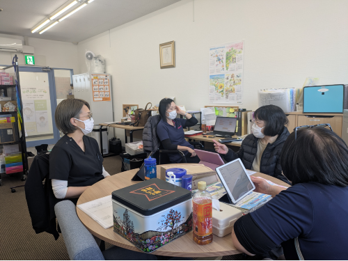 話合っている訪問看護師たち